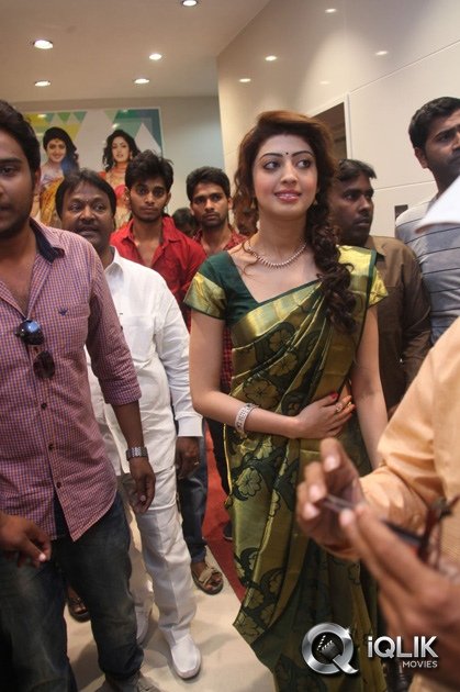 Pranitha-Launches-RS-Brothers-Showroom